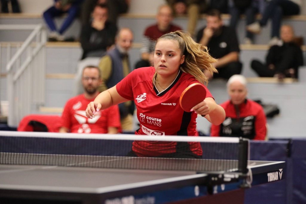 Jade Guerin en pleine action (crédit photo : Le Mans Sarthe Tennis de Table)