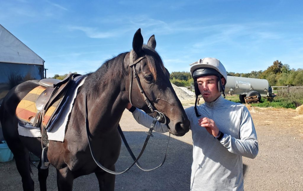 Aymeric Lelièvre, jockey en course d'obstacles depuis ses 16 ans. Aymeric Lelièvre, jockey en course d'obstacles, nous a fait part de son métier passion ainsi que du danger l'entourant. ©Florentin DELACOUR