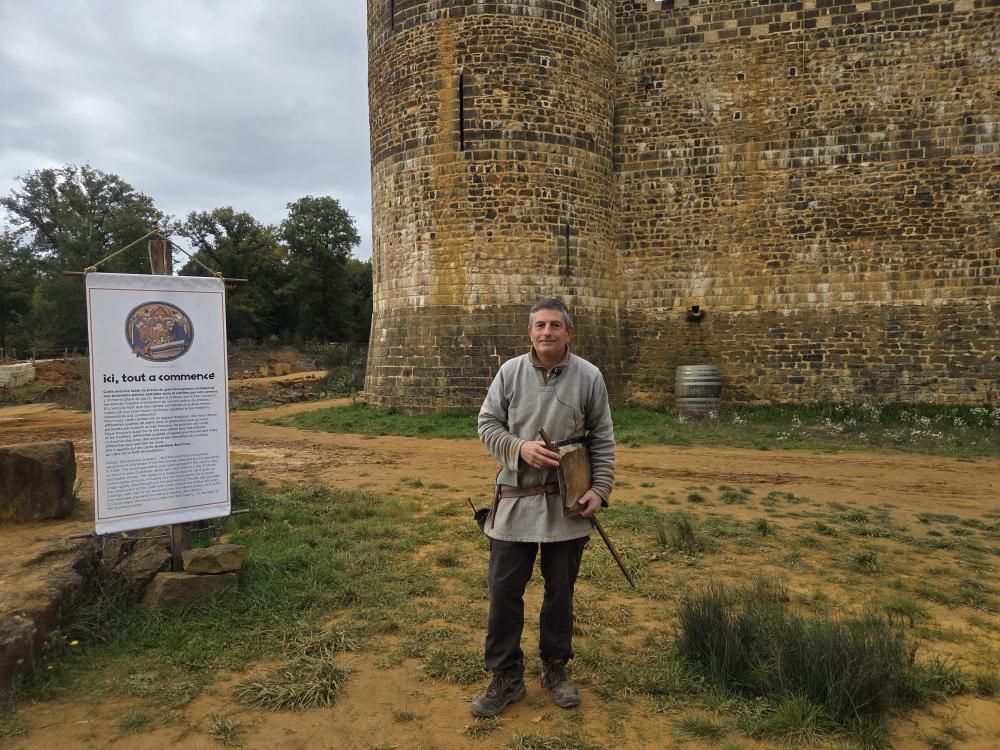 Florian Renucci, maître d'œuvre, au pied du château de Guédelon