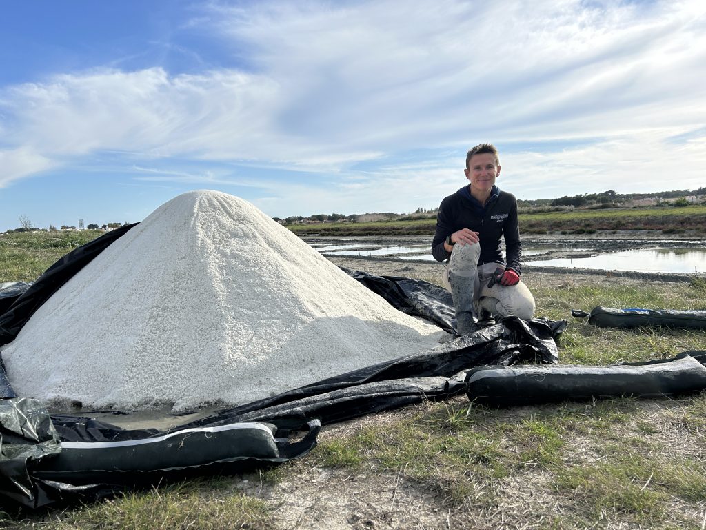 Laurence Robbe est saunière au marais Les Cholleaux à Noirmoutier, depuis l'été 2022.