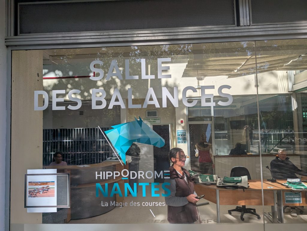 La salle des balances, un moment clé et stressant pour les jockeys avant le départ d'une course.