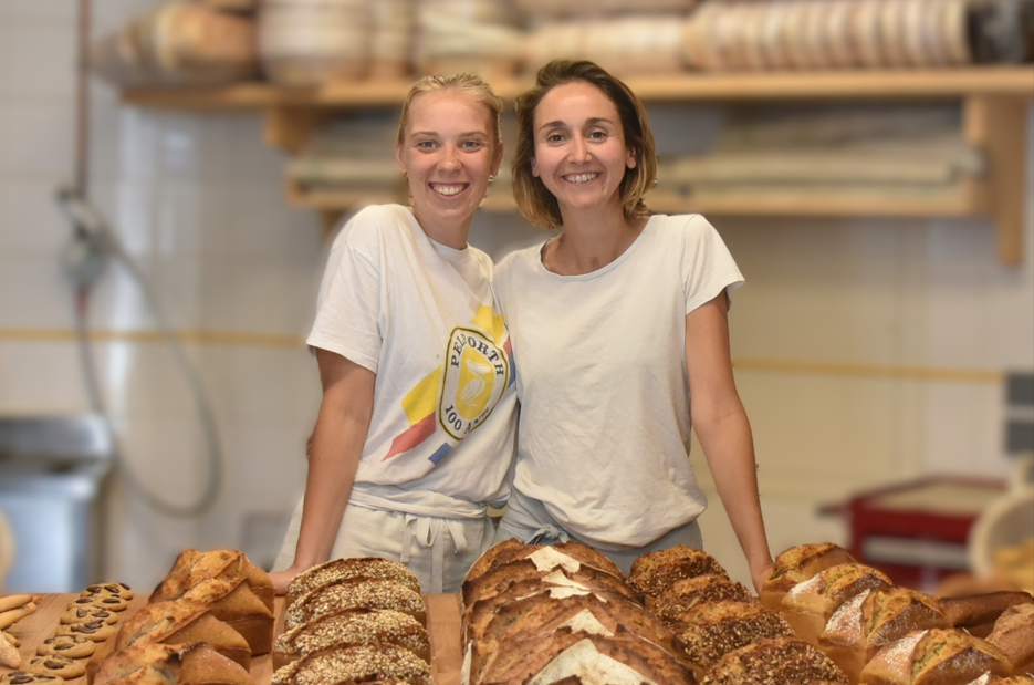 Tiphaine et Mathilde on lancé Facettes, une boulangerie qui cuit son pain bio au levain grâce au soleil. Crédit : Facettes