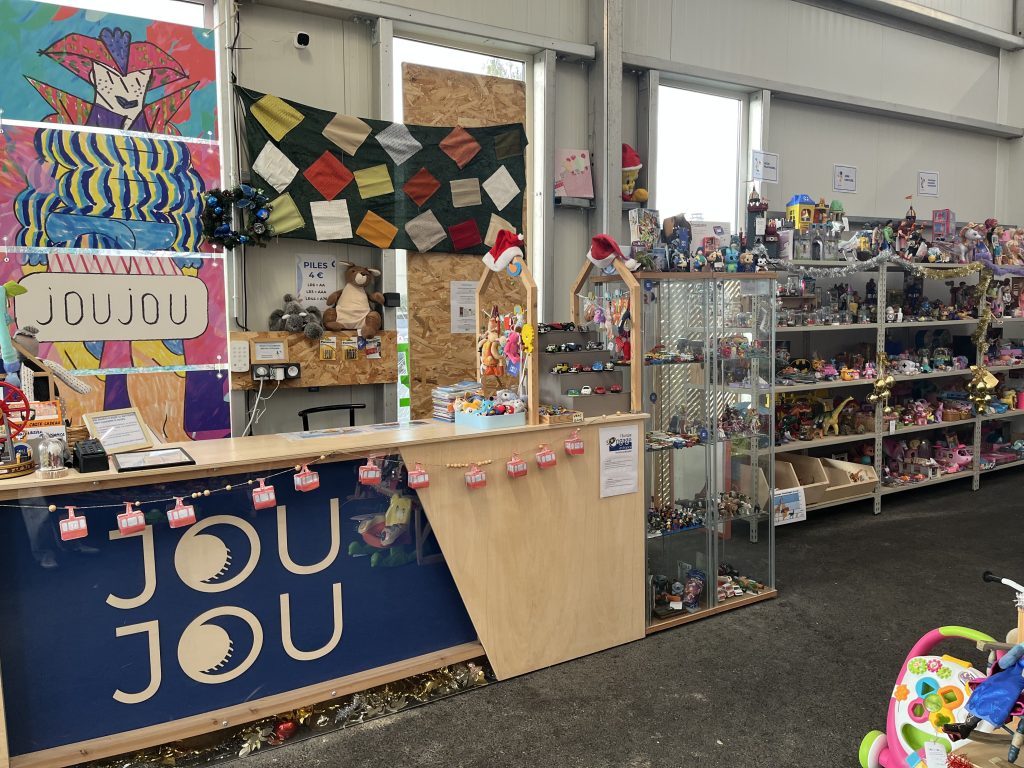 La boutique, lieu où les jouets reprennent vie.