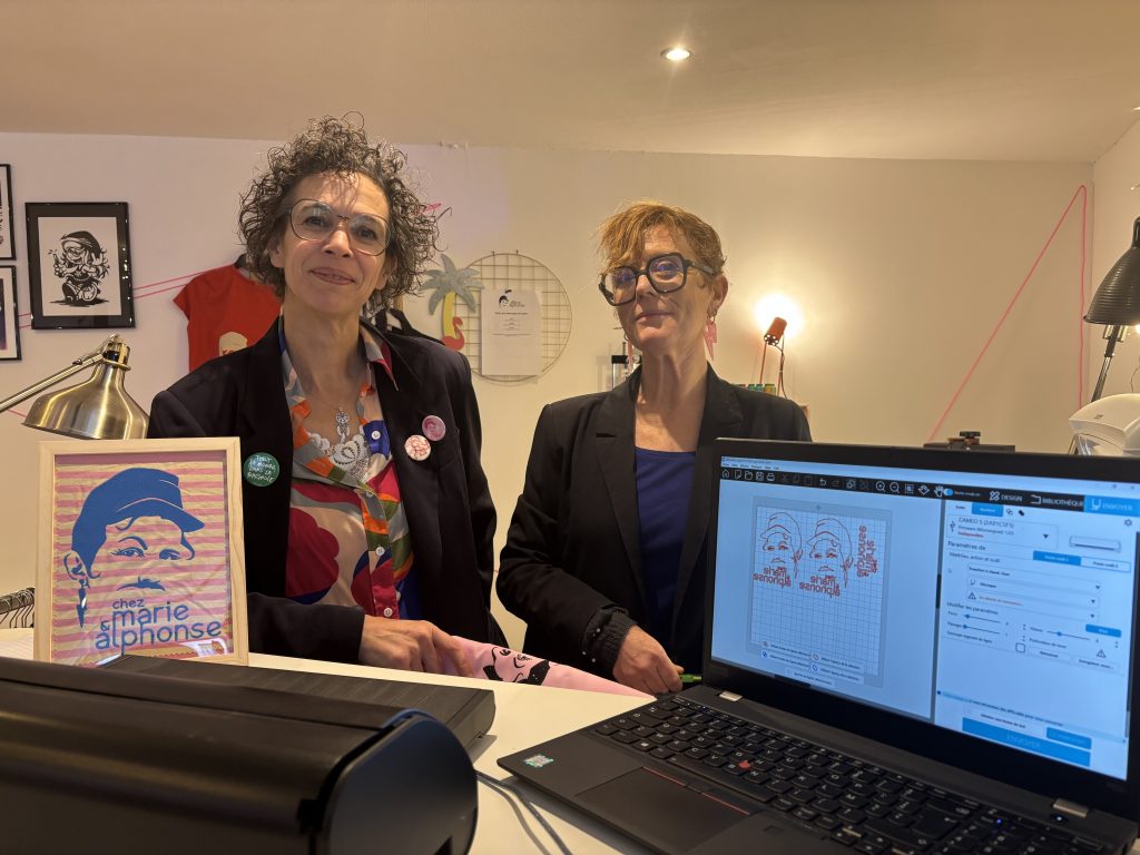 Virginie Lefebre et Catherine Charlot, à la tête de l'association Marie et Alphonse, ont ouvert leur antenne de vêtements de seconde main à Nantes.