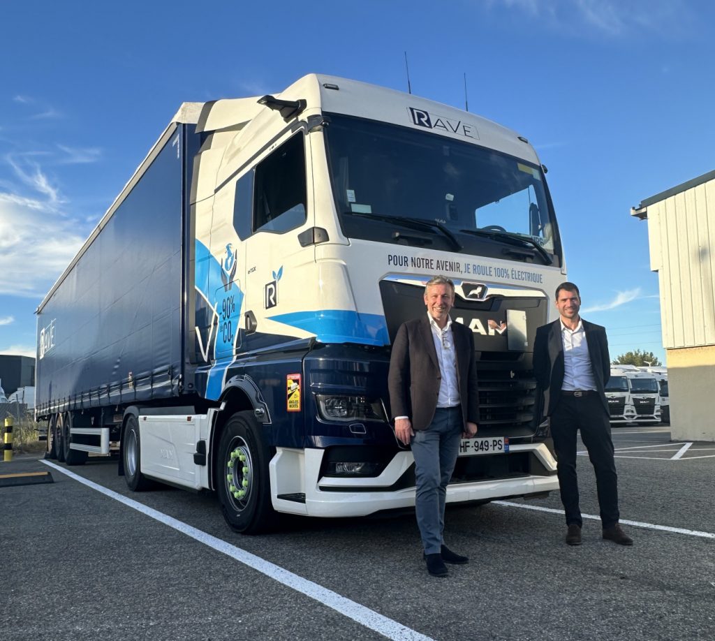 Jean-Yves Kerbrat, directeur général de MAN Truck & Bus France (à gauche) et Xavier Charbon, PDG de Rave Groupe (à droite).
