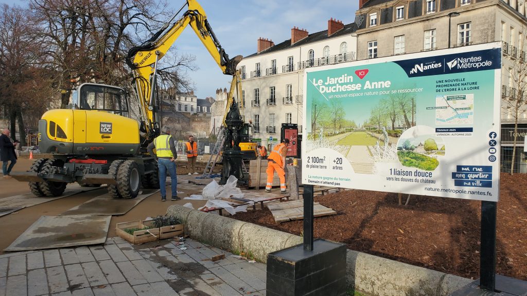 La fontaine Wallace lors de son arrivée sur le chantier du jardin Duchesse Anne. © Florentin DELACOUR