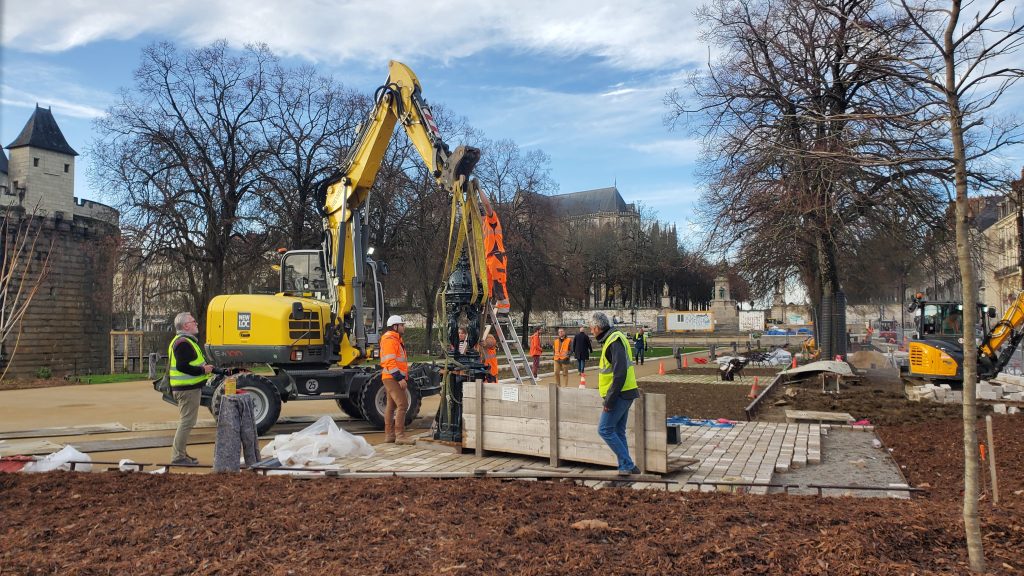 La fontaine Wallace lors des préparatifs de son installation. © Florentin DELACOUR