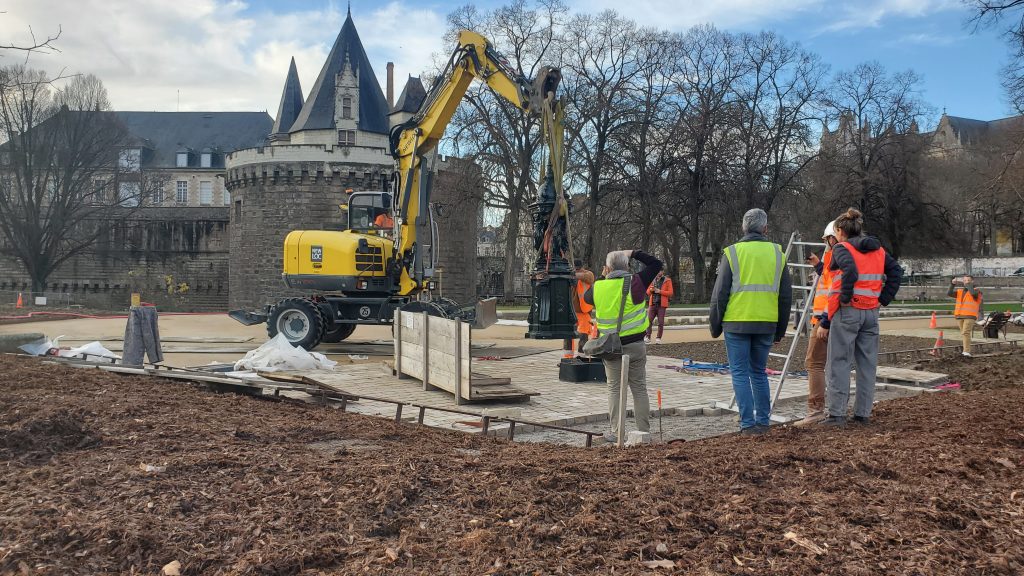 La structure de 600kg a été installée sur son socle, à proximité de l'arrêt de tram Duchesse Anne. © Florentin DELACOUR