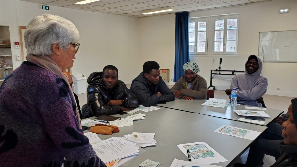 Quatre fois par semaine, les bénévoles du Gref enseignent à une centaine de demandeurs d'asile les prémices du français. © Florentin DELACOUR