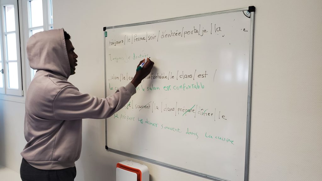 "C'est surtout la grammaire qui est difficile", confie Mohamed. © Florentin DELACOUR