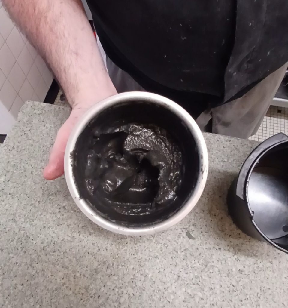 Voici la glace "au mazout" une fois terminée. © Evan Brehier