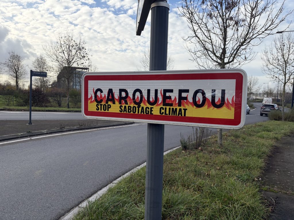 Au rond-point des bornes à Carquefou, "Stop Sabotage Climat" y apparait sur un panneau de la ville.