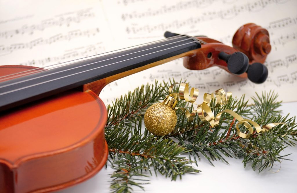 Chaque année, les musiques de Noël sont omniprésentes. Crédit : Pixabay
