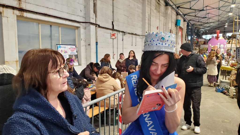 Aline Dunet a profité de sa visite pour dédicacer ses ouvrages. © F.DELACOUR