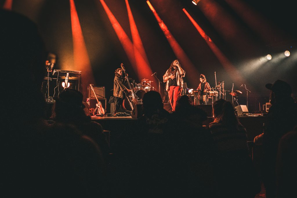 BAAL et ses musiciens sur scène.