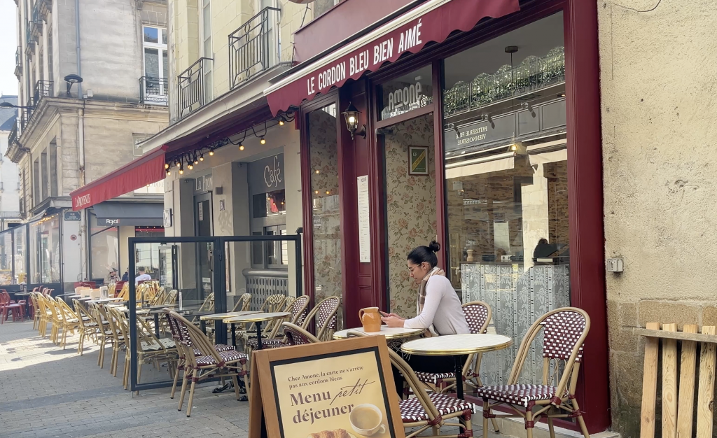 La franchise Amoné, s'installe 3 rue de l'Echelle, près de la basilique Saint-Nicolas à Nantes.