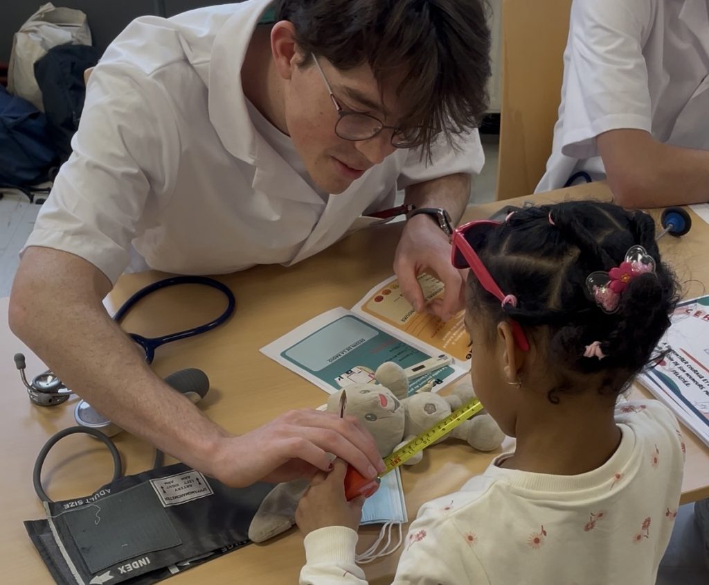 Les étudiants en médecine apprennent les premiers soins aux enfants