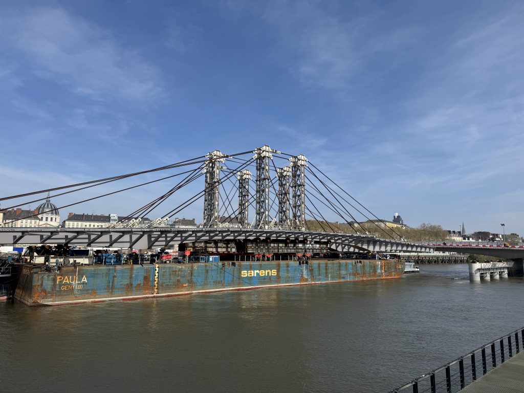 Le tablier du pont Anne-de-Bretagne enfin arrivé.