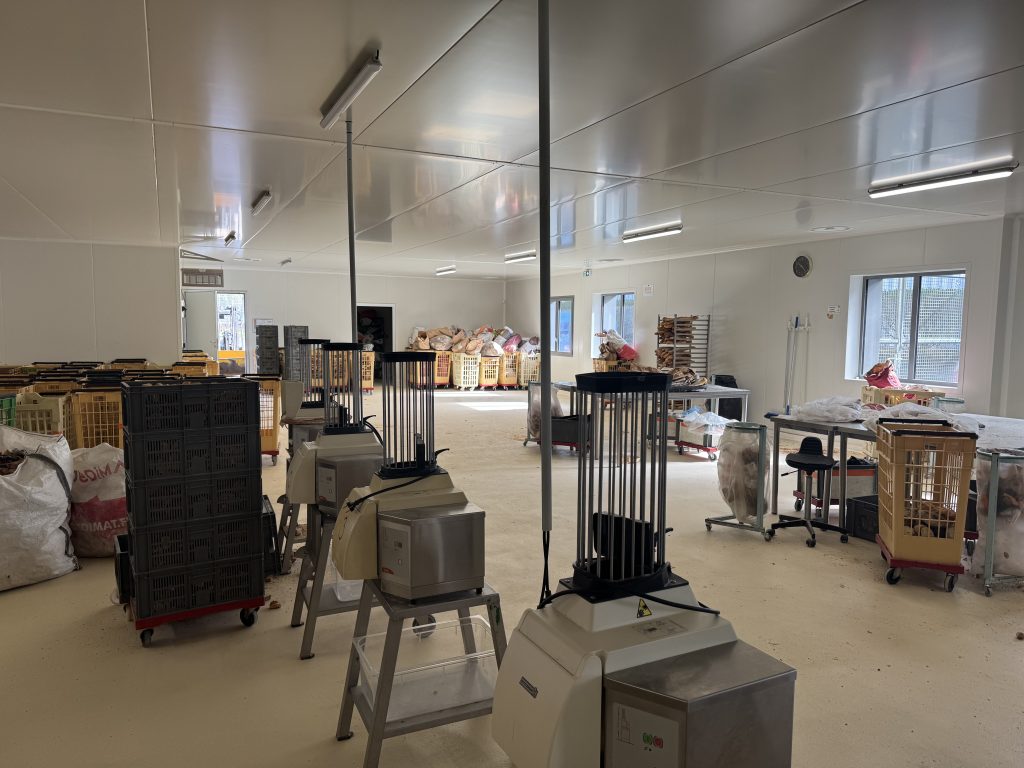 Atelier de transformation du pain, Bara'mel. À Saint-Herblain, Pain contre la faim lutte contre le gaspillage et finance des projets solidaires, aidé par l’association Trajet qui favorise l’insertion.