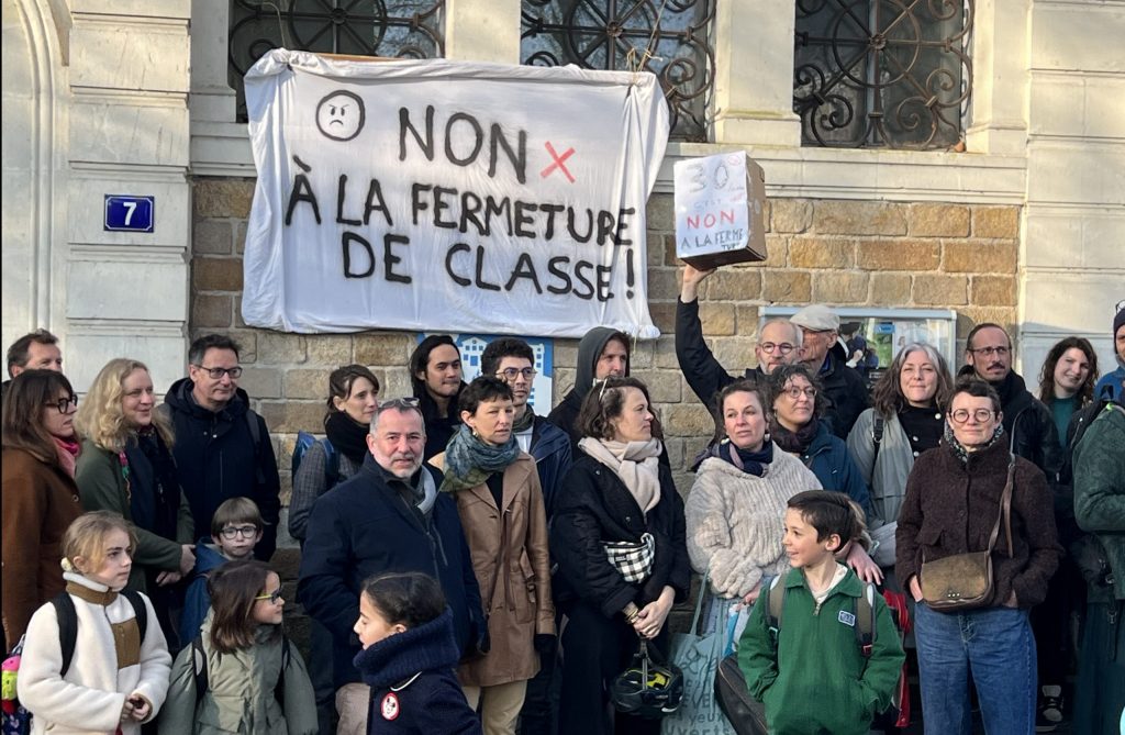 Manifestation de parents d'élèves devant l'école élémentaire des Garennes à cause d'un risque de fermeture d'une classe. (Crédit photo : Morgan Fusil).