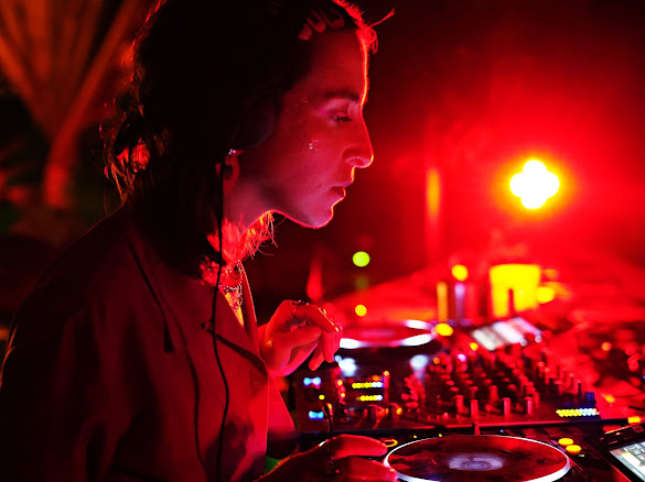 Just MC, DJ et artiste émergent sur scène. Crédit : Marion Vallée