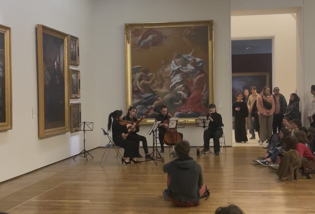 Les élèves du Conservatoire performent au milieu des oeuvres.