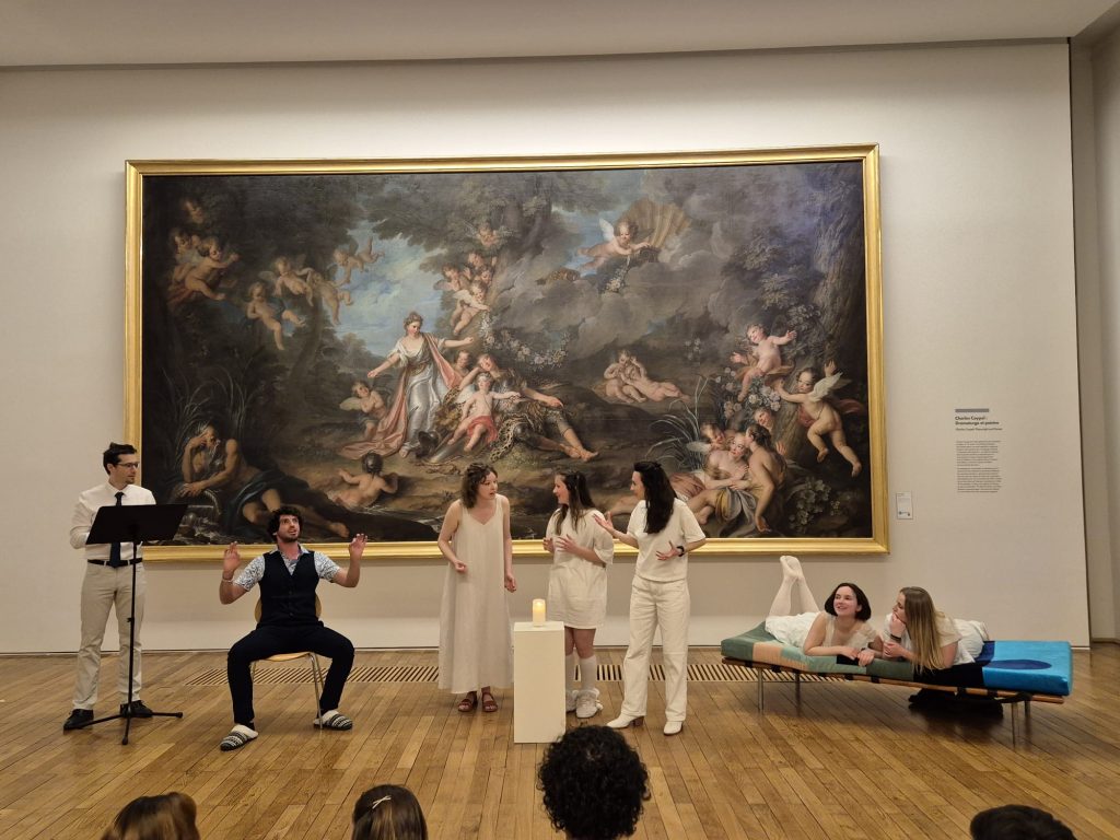 Les étudiants du Théâtre Populaire Nantais interprète une pièce originale devant l'œuvre « Le Sommeil de Renaud » de Charles-Antoine Coypel. (Crédit : Albin Drouet).