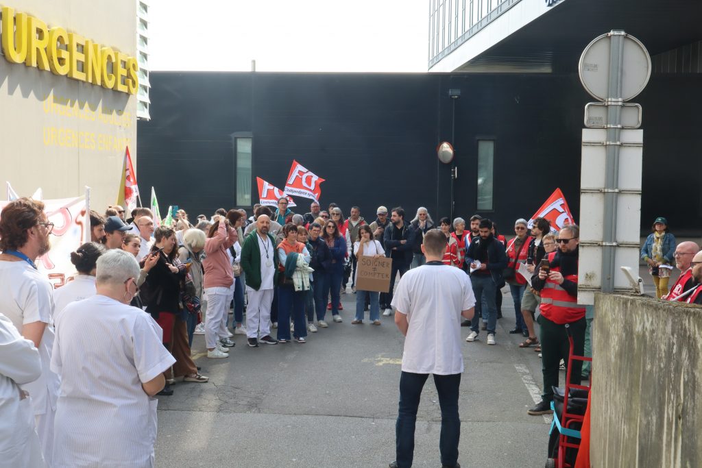 L'infirmier urgentiste Mathieu Hanicotte s'exprime devant les syndiqués et les soignants.