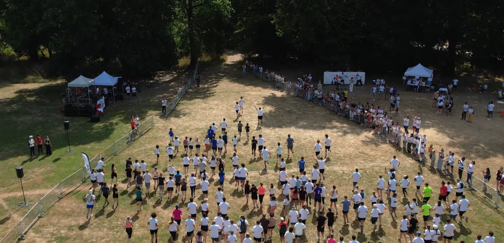 Plus de 1000 personnes présentes au départ du Run for Lorène 2025.