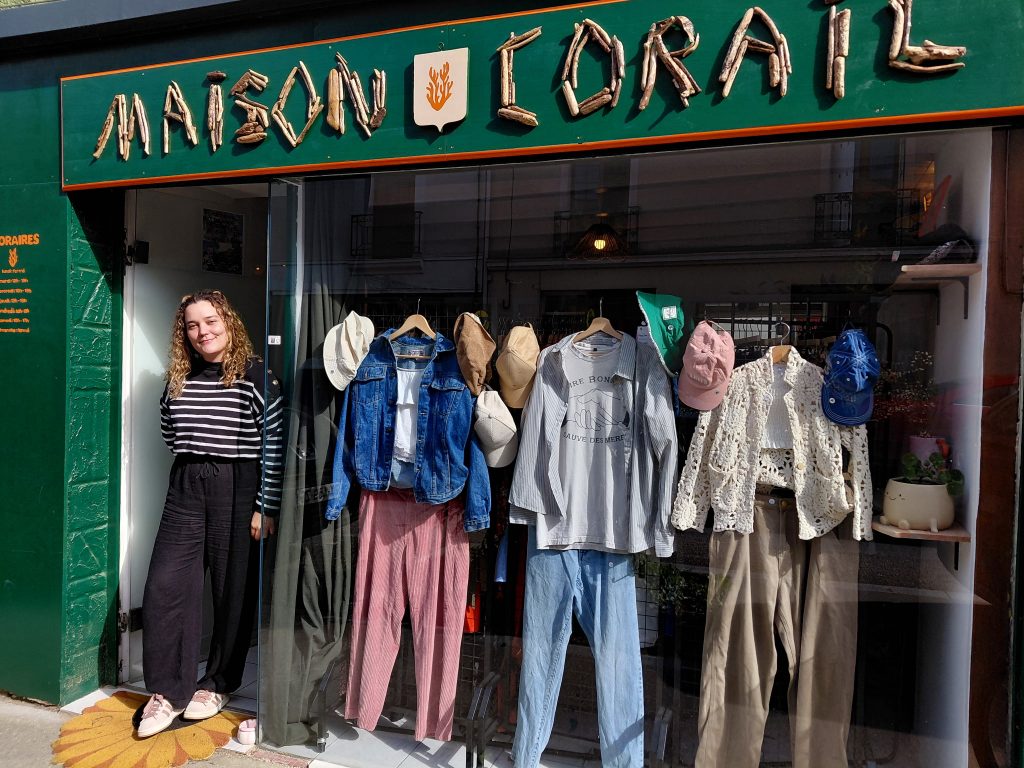 Eulalie devant sa boutique Maison Corail ©Eulalie